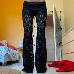 Spetsbyxor - Sååå fina spetsbyxor med bootcut, de har innbygda tunna svarta ”shorts” men man kan oxå ha en kjol över som ni kan se på sista bilden! Midjemått ( mätt rakt över ) : 30CM ( dom är stretchiga ) Innerbenslängd: 80CM ( kjolen på sista bilden ingår ej!!❤️ ) 