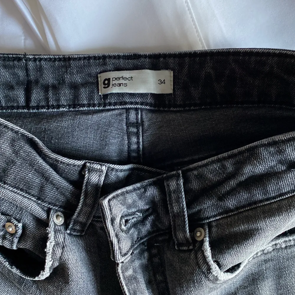 Gråa jeans ifrån ginatrico, storlek 34. Nypris 399kr säljer för 200kr+frakt! Kom privat för frågor. Jeans & Byxor.