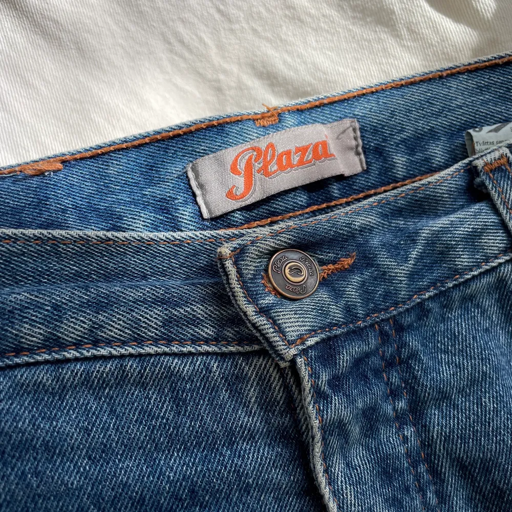 Ett par assnygga raka jeans som tyvärr inte passar längre, men de sitter jättesnyggt på. Är i storlek 32/32 och skulle säga att de passar någon som är S/en mindre M. . Jeans & Byxor.