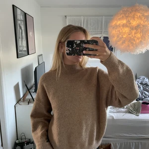 Stickad polotröja - Beige stickad tröja med polokrage från HM! Använd och därför lite nopprig men annars fint skick. Storlek M men passar även mindre beroende på hur man vill att den ska sitta! Frakten är inräknad i priset🫶🏼