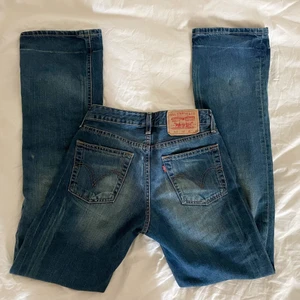 levis jeans - lågmidjade levis bootcut/flare jeans.  innerbenslängd: 84cm och passar mig som brukar ha S i jeans. buda till mig privat och skriv om ni har frågor💕💕 TRYCK INTE PÅ KÖP DIREKT!!!💕💕   