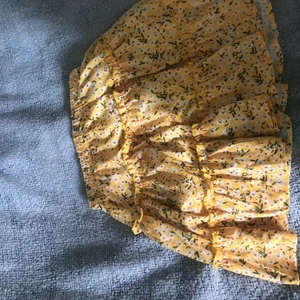 Blommig kjol  - Slutsåld kjol från hm ❤️ nypris 299kr säljer för 60kr plus 20kr frakt ❤️ även om det står 29kr frakt ❤️