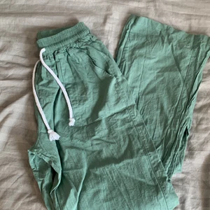 Linnebyxor  - Säljer dessa gröna roxy liknande linnebyxor från amazon! Så fina å sköna man kan vika ner kanten och de är lågmidjade! Säljer för 150kr+frakt😻kontakta för intresse tryck inte på köp direkt!!!