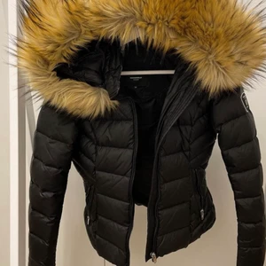 Rockandblue jacka - Rockandblue jacka  Storlek s Originalpris:2800 kr Säljer pga att jag tröttnat på den För fler bilder skriv privat  Säljer för :1800 kr  Köptes förra vintern 