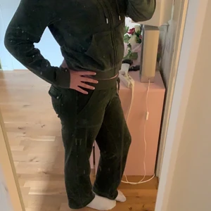 Juicy Couture set green - Skulle tagit nån storlek mindre men dom passar jätte bra och hur sköna som helst, jag är runt 1,73, slutar bra i längden!