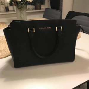 Michael kors väska - Intressekoll på min äkta Michael kors väska. Supersöt och perfekt nu till skolstarten. Kvitto finns tyvärr inte men den är köpt på Jackie för ett år år sedan och i väskan ligger även en liten lapp man fick med när man  köpte den. Kan tänka mig sänka❤️❤️