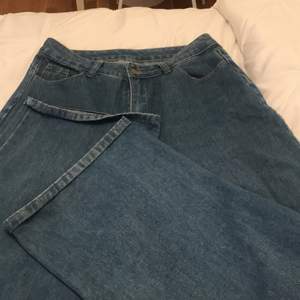 Säljer dessa super comfy wide oversized jeans i storlek M från Shein!!