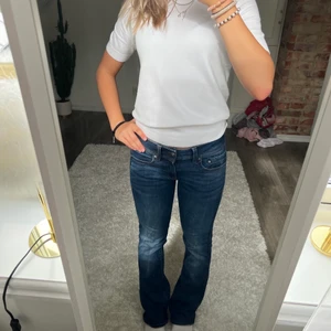 Lågmidjade G-Star raw jeans  - Säljer nu mina lågmidjade G-Star raw jeans då dem inte används längre! Midge mid bootcut jeans, köptes i maj och sparsamt använda som nya! Jätte jättebra skick!! Nypris 999kr  Skriv privat för bilder på! 