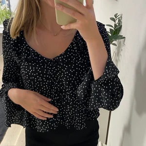 Prickig blus - Söt prickig blus med fina volanger och knappar som detaljer💕 Passar xs-s, fint skick
