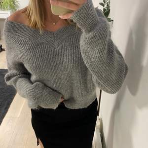 Superfin stickad off shoulder tröja i storlek xs från Gina. Supertretchig så passar även S-M💕 fint skick