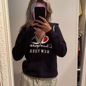 Champion zip hoodie - En marinblåa zip hoodie från Champion. Väldigt skön men har slutat använda den så får sälja vidare! Väldigt snygg! 💗