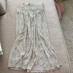 jätte fin lång kjol från gina tricky, köptes för flera år sedan men inte kommit till användning. 
