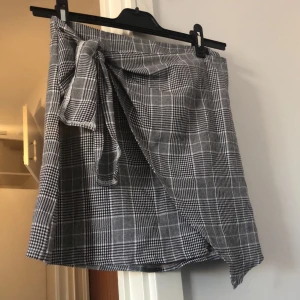 Kjolar och tröja  - Säljer dessa 3 klädesplagg för att jag ska flytta och vill bli av med allt snabbt, allt i bra skick För fler bilder skicka meddelande ☺️