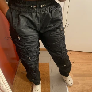 Maniere de voir svarta cargo byxor storlek EU40 - Helt nya har aldrig haft på mig. De va sönder på back sidan som du kan se på bild när jag köpte dom. Så det skickade ett nytt par till mig och jag fick behålla de. Kan fixas lätt hos skräddaren. Kostar £79.99 när man köper på nytt. Jag vill bara har 500kr