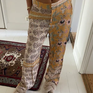 MANGO byxa - Nästan oanvända byxor i tunnt material från Mango! Byxan har dragkedja och spännen framtill, samt fickor. 