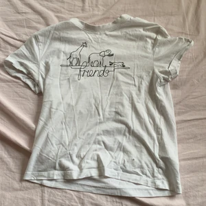 Vit t-shirt till salu - Vit t-shirt som är väldigt mjuk och lite högre i halsen