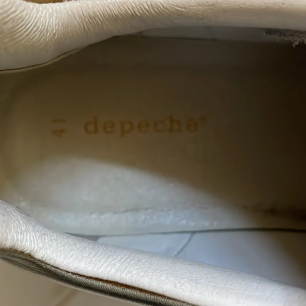 Ett par assnygga vita sneakers köpta på din sko men från märket depeche. Skorna är knappt använda och i nyskick. Storlek 41 men passar 39-40. Skor.