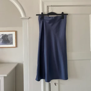 Kjol, OTROLIG - Figurnära kjol, som bara är helt jäkla underbar! Köpt i USA för under 100-lappen. Satinliknande. Använd ett fåtal gånger. I vissa ljus syns något litet mörkare parti? Absolut ingenting som stör på något vis