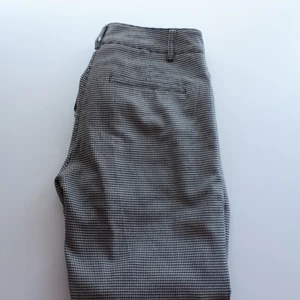 Grå rutiga kostymbyxor lågmidja medelhögmidja - Ursnygga mönstrade kostymbyxor med låg till medelhög midja! Använda få gånger dä de är för långa för mig som är 162 cm😭😭😭