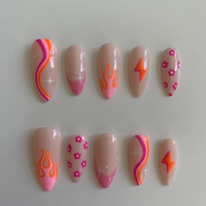 Press on naglar - Mina egna senaste naglar. Ni kan beställa likada för 200, kan även göras i andra färger eller mönster 💖 handmålade med högkvalitativa gellack. Naglarna är återanvändningsbara. 