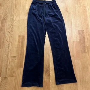 Blå. Mjukisbyxor - Finns en liten fläck som går bort i tvätten. 