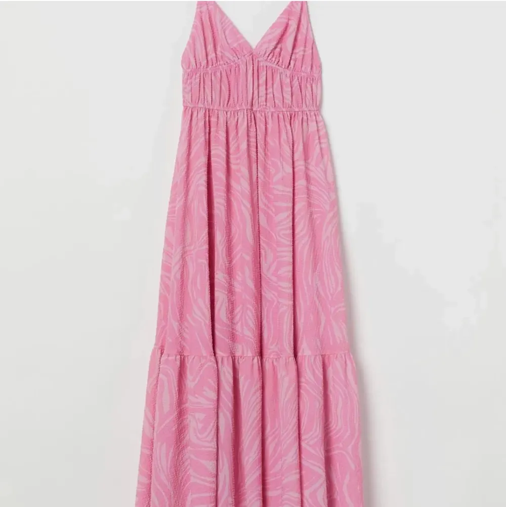 Säljer denna fantastiska långklänningen från hm!! Skicket är mycket bra❣️ Storlek 40 men jag på bilden brukar ha mellan xd-m🥰 (Frakt tillkommer, spårbart 57kr). Klänningar.