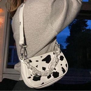 Ko väska - Ko väska med skedja som går o sätta på o ta bort, använd 1 gång. Väldigt bra skick.💗