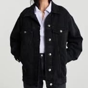 Svart jeansjacka  - Säljer pga att jag aldrig använder inte direkt mkn stil💞