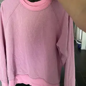 Köpt på Urban outfitters för många år sen, storlek M och oversized så kan passa en kille med. Kall rosa nyans skiftar i blå/lila toner lite mer än på bilden. Sjukt snygg färg 