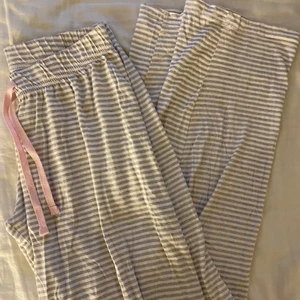 Pyjamasbyxor - Vit/grå randiga pyjamasbyxor med rosa rosett💕 passar någon under 160!