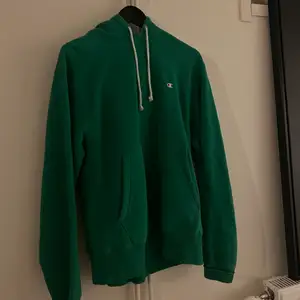 En super snygg grön hoddie från champion, den är i storlek s men skulle säga att den passar lika bra på en m. Köpt här på Plick, säljer pga att den inte kommit till lika mycket användning som trott 