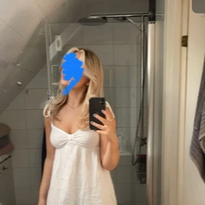 Shein  - Lånad bild!   Säljer denna super fina klänning från shein då den aldrig kommer till användning och passar inte på mig. Endast provat på. Ny pris 150kr.