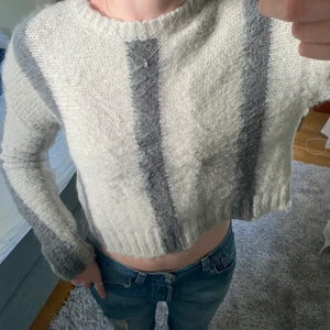 Stickad tröja  - Cool stickat tröja från nakd! Den är i en kortade modell