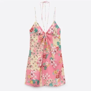 Zara klänning - Tänkte sälja min klänning från Zara, som inte går att köpa längre. Den är i storlek S🫶🏼Väldigt populär!!