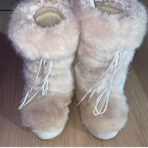 Moonboots - Försöker sälja dessa igen då oseriös köpare , de är aldrig använda ocu jätte bekväma så jag bara provat dem jätte snygga till vinter, de är i storlek 39 men passar också 38,37 och 40 köptes för 600 men säljer för billigare såklart kom priv för mer info