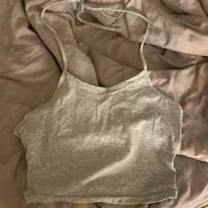 Topp - En söt grå topp som är öppen i ryggen och som man knyter runt nacken! 