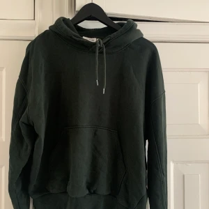 Weekday hoodie - Mörkgrön hoodie från weekday. Lite oversized passform. 
