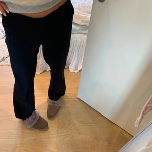 Lågmidjade kostymbyxor  - Super snygga kostymbyxor från bikbok som är mid waist egentligen men jag brukar vika in de så blir det som på bilden vilket gör så att det blir som lågmidjade byxor🙌🏼🙌🏼