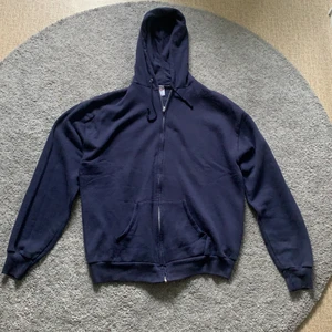Vintage russel jerzees zip hoodie - Vintage russel jerzees zip hoodie i storlek xl men passar M/S. Köpte den på plick men passade inte mig jättebra så säljer den igen.