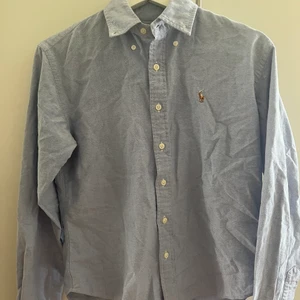 Ralph Lauren skjorta  - Ralph lauren skjorta i stl M (8), jättesöt men passar inte riktigt in i min garderob. Pris kan diskuteras.