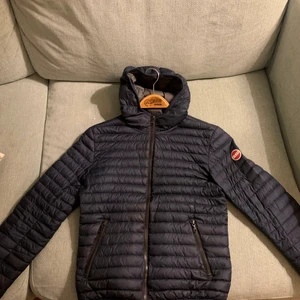 Colmar jacka - Säljer nu min holmar jacka då den är för liten. Köpt för 2699 från kidsbrandstore, säljer för 1300. Skick 9/10 ser ut som ny. Fraktar runt hela Sverige.