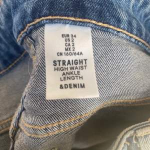 Super snygga jeans med hål i från H&M som jag knappt har använt. Skickar fler bilder privat ✨😍