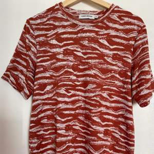 Printed Carin Wester tshirt in a thick stretch viscose blend fabric. Good condition. Short sleeved.