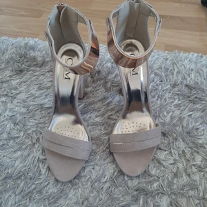 CM paris klackskor  - Klackskor i bra skick Beige Guldfärgat detalj och dragskedjor på baksidan.