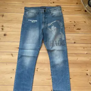 Skitsnygga jeans men lite för korta på mig (är 175cm) helt oanvända. Köpta för 900.