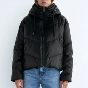 Zara Jacka - Säljer nu min jacka från Zara! Köpt för ett år sen i vintras och rätt så Spar använd! Jackan är i läder och tjock! Jackan är i storlek M men själv är jag en xs och den sitter som en S på!💗 nypris 699kr💗skriv priv för frågor!!! (Pris kan alltid diskuteras)