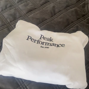 Peak performance hoodie - Säljer två peak performance Hoodies för 1000 kr +frakt kan även köpas enskilda men då blir de 600kr styck +frakt den vita är i storlek 160 och den svarta är i storlek 170