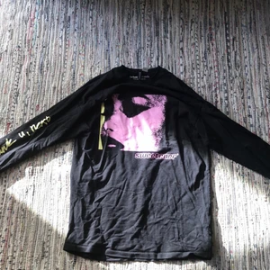 Ariana Grande sweatshirt Oversized - Köpt på H&M, fint skick. Skickar endast, tar Swish. (Köpare betalar frakt i alla mina inlägg)