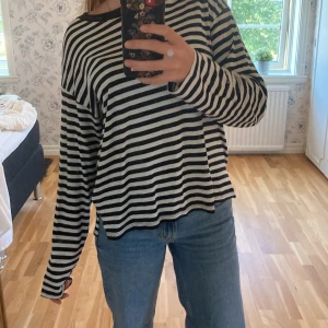 Randig tröja  - Hej! Säljer nu min fina monki tröja i storlek S. Kontakta för mer info❤️