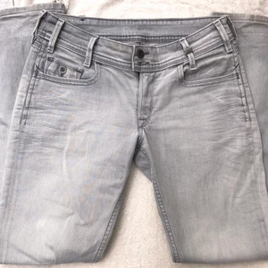 Lågmidjade Grå Levis - Ljusgråa urtvättade jeans från Levis! Sitter lågmidjat och har 92 cm i midjan och 81 cm innerben. Jättefina och i toppenskick! Säljer för 450kr 💗